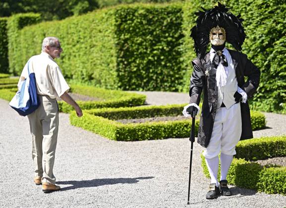 The Costumed Figures of Venice 2026 in the Annevoie Gardens ANNEVOIE, BELGIUM - MAY 25 : The Costumed Figures of Venice 2026. Grand parade of costumed figures : the largest Venetian carnival outside Venice, featuring over 110 costumes in the Annevoie Gardens on May 25, 2026 in Annevoie, Belgium, 25 05 2026 Annevoie Belgium  Copyright: xDidierxLebrunx