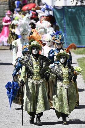 The Costumed Figures of Venice 2026 in the Annevoie Gardens ANNEVOIE, BELGIUM - MAY 25 : The Costumed Figures of Venice 2026. Grand parade of costumed figures : the largest Venetian carnival outside Venice, featuring over 110 costumes in the Annevoie Gardens on May 25, 2026 in Annevoie, Belgium, 25 05 2026 Annevoie Belgium  Copyright: xDidierxLebrunx