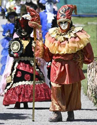 The Costumed Figures of Venice 2026 in the Annevoie Gardens ANNEVOIE, BELGIUM - MAY 25 : The Costumed Figures of Venice 2026. Grand parade of costumed figures : the largest Venetian carnival outside Venice, featuring over 110 costumes in the Annevoie Gardens on May 25, 2026 in Annevoie, Belgium, 25 05 2026 Annevoie Belgium  Copyright: xDidierxLebrunx