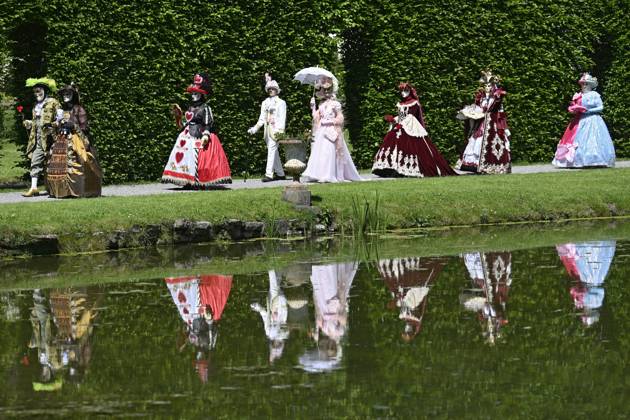 The Costumed Figures of Venice 2026 in the Annevoie Gardens ANNEVOIE, BELGIUM - MAY 25 : The Costumed Figures of Venice 2026. Grand parade of costumed figures : the largest Venetian carnival outside Venice, featuring over 110 costumes in the Annevoie Gardens on May 25, 2026 in Annevoie, Belgium, 25 05 2026 Annevoie Belgium  Copyright: xDidierxLebrunx