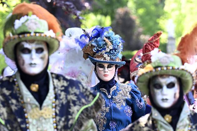 The Costumed Figures of Venice 2026 in the Annevoie Gardens ANNEVOIE, BELGIUM - MAY 25 : The Costumed Figures of Venice 2026. Grand parade of costumed figures : the largest Venetian carnival outside Venice, featuring over 110 costumes in the Annevoie Gardens on May 25, 2026 in Annevoie, Belgium, 25 05 2026 Annevoie Belgium  Copyright: xDidierxLebrunx