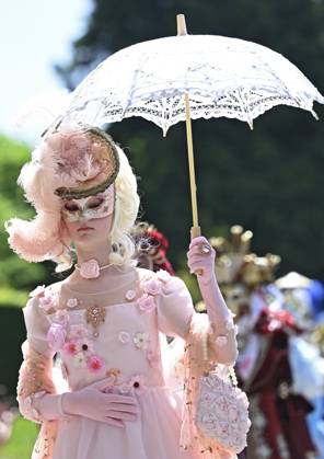 The Costumed Figures of Venice 2026 in the Annevoie Gardens ANNEVOIE, BELGIUM - MAY 25 : The Costumed Figures of Venice 2026. Grand parade of costumed figures : the largest Venetian carnival outside Venice, featuring over 110 costumes in the Annevoie Gardens on May 25, 2026 in Annevoie, Belgium, 25 05 2026 Annevoie Belgium  Copyright: xDidierxLebrunx