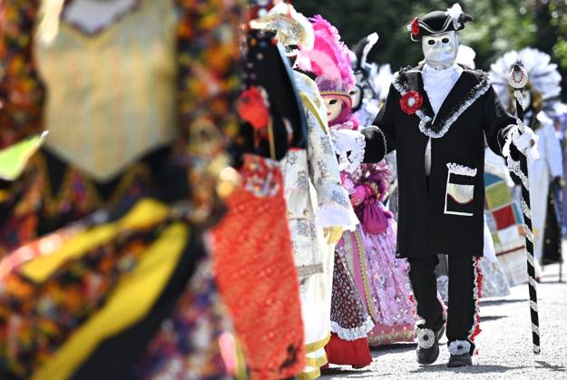 The Costumed Figures of Venice 2026 in the Annevoie Gardens ANNEVOIE, BELGIUM - MAY 25 : The Costumed Figures of Venice 2026. Grand parade of costumed figures : the largest Venetian carnival outside Venice, featuring over 110 costumes in the Annevoie Gardens on May 25, 2026 in Annevoie, Belgium, 25 05 2026 Annevoie Belgium  Copyright: xDidierxLebrunx