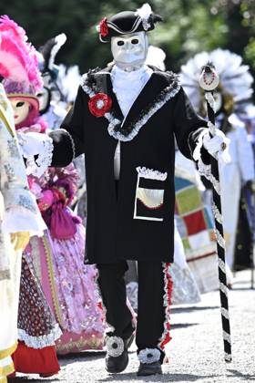 The Costumed Figures of Venice 2026 in the Annevoie Gardens ANNEVOIE, BELGIUM - MAY 25 : The Costumed Figures of Venice 2026. Grand parade of costumed figures : the largest Venetian carnival outside Venice, featuring over 110 costumes in the Annevoie Gardens on May 25, 2026 in Annevoie, Belgium, 25 05 2026 Annevoie Belgium  Copyright: xDidierxLebrunx