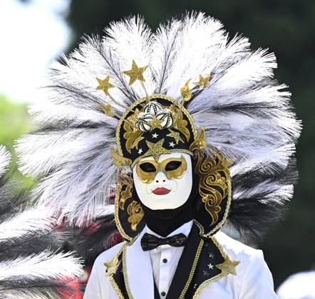 The Costumed Figures of Venice 2026 in the Annevoie Gardens ANNEVOIE, BELGIUM - MAY 25 : The Costumed Figures of Venice 2026. Grand parade of costumed figures : the largest Venetian carnival outside Venice, featuring over 110 costumes in the Annevoie Gardens on May 25, 2026 in Annevoie, Belgium, 25 05 2026 Annevoie Belgium  Copyright: xDidierxLebrunx