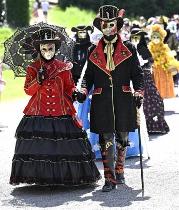 The Costumed Figures of Venice 2026 in the Annevoie Gardens ANNEVOIE, BELGIUM - MAY 25 : The Costumed Figures of Venice 2026. Grand parade of costumed figures : the largest Venetian carnival outside Venice, featuring over 110 costumes in the Annevoie Gardens on May 25, 2026 in Annevoie, Belgium, 25 05 2026 Annevoie Belgium  Copyright: xDidierxLebrunx