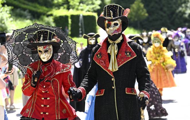 The Costumed Figures of Venice 2026 in the Annevoie Gardens ANNEVOIE, BELGIUM - MAY 25 : The Costumed Figures of Venice 2026. Grand parade of costumed figures : the largest Venetian carnival outside Venice, featuring over 110 costumes in the Annevoie Gardens on May 25, 2026 in Annevoie, Belgium, 25 05 2026 Annevoie Belgium  Copyright: xDidierxLebrunx