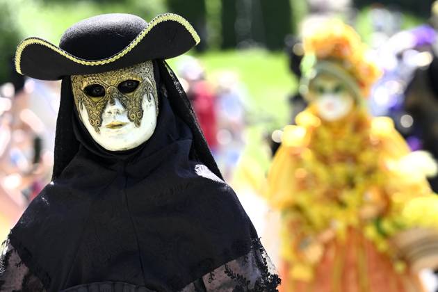 The Costumed Figures of Venice 2026 in the Annevoie Gardens ANNEVOIE, BELGIUM - MAY 25 : The Costumed Figures of Venice 2026. Grand parade of costumed figures : the largest Venetian carnival outside Venice, featuring over 110 costumes in the Annevoie Gardens on May 25, 2026 in Annevoie, Belgium, 25 05 2026 Annevoie Belgium  Copyright: xDidierxLebrunx