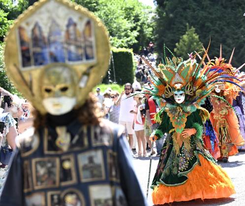 The Costumed Figures of Venice 2026 in the Annevoie Gardens ANNEVOIE, BELGIUM - MAY 25 : The Costumed Figures of Venice 2026. Grand parade of costumed figures : the largest Venetian carnival outside Venice, featuring over 110 costumes in the Annevoie Gardens on May 25, 2026 in Annevoie, Belgium, 25 05 2026 Annevoie Belgium  Copyright: xDidierxLebrunx