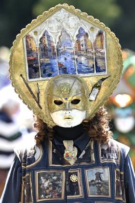 The Costumed Figures of Venice 2026 in the Annevoie Gardens ANNEVOIE, BELGIUM - MAY 25 : The Costumed Figures of Venice 2026. Grand parade of costumed figures : the largest Venetian carnival outside Venice, featuring over 110 costumes in the Annevoie Gardens on May 25, 2026 in Annevoie, Belgium, 25 05 2026 Annevoie Belgium  Copyright: xDidierxLebrunx