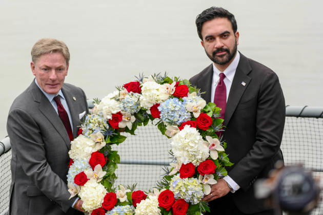 News Bilder des Tages Intrepid Museum Memorial Day Ceremony New York, NY- May 25: Mayor Zohran Kwame Mamdani Attends the Intrepid Museum Memorial Day Ceremony and participates in Ceremonial Wreath Throwing into Hudson River with Ken Fisher, Admiral Karl Thomas, City Council Member Julie Mennin, Frank Morano, Captain Johnathan Andrechik, and Congressman Dan Goldman on May 25 2026 Credit: Camara Porter AdMedia EDITORIAL USE ONLY  Copyright: xx AdMediax admphotostwo991797