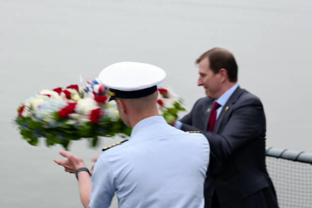 New York, NY- May 25: Mayor Zohran Kwame Mamdani Attends the Intrepid Museum Memorial Day Ceremony and participates in Ceremonial Wreath Throwing into Hudson River with Ken Fisher, Admiral Karl Thomas, City Council Member Julie Mennin, Frank Morano, Captain Johnathan Andrechik, and Congressman Dan Goldman on May 25 2026 Credit: Camara Porter USA - ZUMAa123 20260525_zaa_a123_053 Copyright: xAdMediax