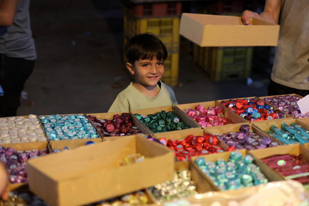 Palestinians walk through Gaza City market ahead of Eid al-Adha Palestinians walk through Omar al-Mukhtar market in Gaza City on May 25, 2026, ahead of Eid al-Adha, as vendors display goods on temporary roadside stalls. The market witnessed weak consumer demand and declining purchasing power amid worsening economic conditions caused by the ongoing war. Photo by Bilal Osama apaimages Gaza city Gaza Strip Palestinian Territory 250526_Gaza_BO_01(17) Copyright: xapaimagesxBilalxOsamax xapaimagesx
