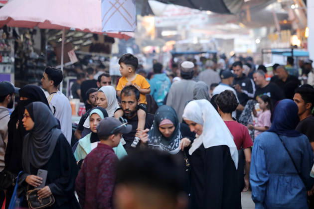 Palestinians walk through Gaza City market ahead of Eid al-Adha Palestinians walk through Omar al-Mukhtar market in Gaza City on May 25, 2026, ahead of Eid al-Adha, as vendors display goods on temporary roadside stalls. The market witnessed weak consumer demand and declining purchasing power amid worsening economic conditions caused by the ongoing war. Photo by Bilal Osama apaimages Gaza city Gaza Strip Palestinian Territory 250526_Gaza_BO_01(33) Copyright: xapaimagesxBilalxOsamax xapaimagesx
