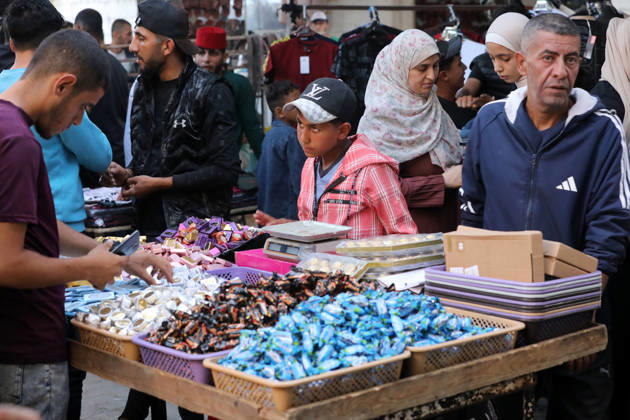 Palestinians walk through Gaza City market ahead of Eid al-Adha Palestinians walk through Omar al-Mukhtar market in Gaza City on May 25, 2026, ahead of Eid al-Adha, as vendors display goods on temporary roadside stalls. The market witnessed weak consumer demand and declining purchasing power amid worsening economic conditions caused by the ongoing war. Photo by Bilal Osama apaimages Gaza city Gaza Strip Palestinian Territory 250526_Gaza_BO_01(37) Copyright: xapaimagesxBilalxOsamax xapaimagesx