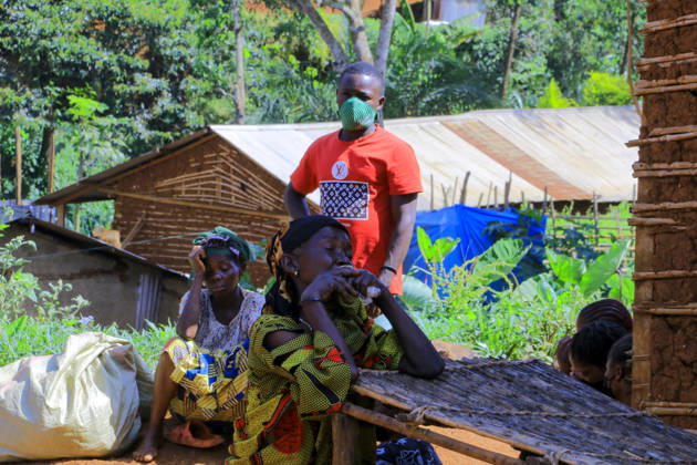 Ebola outbreak in Democratic Republic of Congo MONGBWALU, DEMOCRATIC REPUBLIC OF THE CONGO - MAY 25: Villagers gather around a house as health workers wearing protective equipment transport the body of a person who died with suspected Ebola infection in Mongbwalu village of Ituri province in eastern Democratic Republic of the Congo, on May 25, 2026. Marcus Loika Anadolu Mongbwalu Democratic Republic of the Congo. Editorial use only. Please get in touch for any other usage. Copyright: x2026xAnadoluxMarcusxLoikax