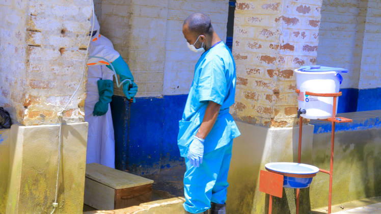 Ebola outbreak in Democratic Republic of Congo MONGBWALU, DEMOCRATIC REPUBLIC OF THE CONGO - MAY 25: Health workers wearing protective equipment transport the body of a person who died with suspected Ebola infection to the General Referral Hospital for burial procedures in Mongbwalu of Ituri province in eastern Democratic Republic of the Congo, on May 25, 2026. Marcus Loika Anadolu Mongbwalu Democratic Republic of the Congo. Editorial use only. Please get in touch for any other usage. Copyright: x2026xAnadoluxMarcusxLoikax