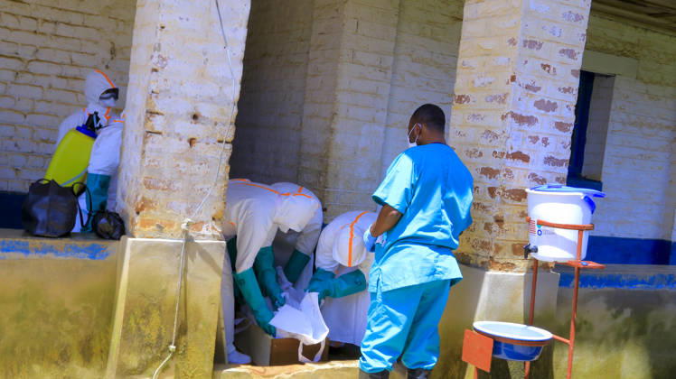 Ebola outbreak in Democratic Republic of Congo MONGBWALU, DEMOCRATIC REPUBLIC OF THE CONGO - MAY 25: Health workers wearing protective equipment transport the body of a person who died with suspected Ebola infection to the General Referral Hospital for burial procedures in Mongbwalu of Ituri province in eastern Democratic Republic of the Congo, on May 25, 2026. Marcus Loika Anadolu Mongbwalu Democratic Republic of the Congo. Editorial use only. Please get in touch for any other usage. Copyright: x2026xAnadoluxMarcusxLoikax