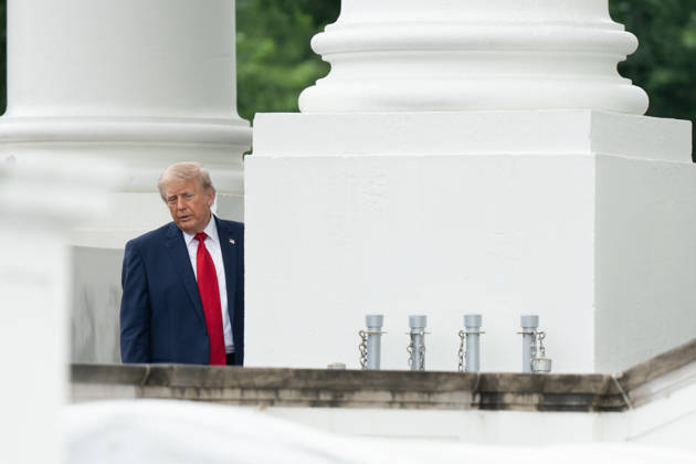 May 25, 2026, Washington, District Of Columbia, USA: United States President Donald J Trump inspects the columns of the North Portico of the White House in Washington DC on Monday, May 25, 2025 Washington USA - ZUMAs152 20260525_faa_s152_030 Copyright: xAaronxSchwartzx
