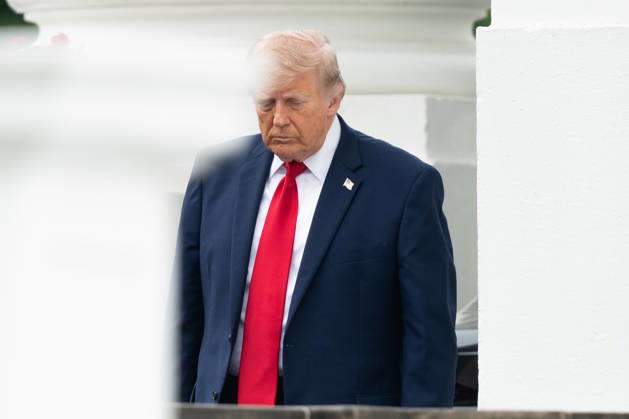 May 25, 2026, Washington, District Of Columbia, USA: United States President Donald J Trump inspects the columns of the North Portico of the White House in Washington DC on Monday, May 25, 2025 Washington USA  - ZUMAs152 20260525_faa_s152_032 Copyright: xAaronxSchwartzx