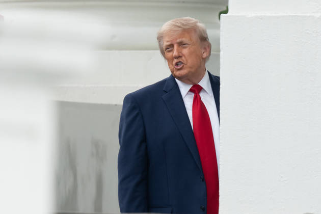 May 25, 2026, Washington, District Of Columbia, USA: United States President Donald J Trump inspects the columns of the North Portico of the White House in Washington DC on Monday, May 25, 2025 Washington USA  - ZUMAs152 20260525_faa_s152_028 Copyright: xAaronxSchwartzx