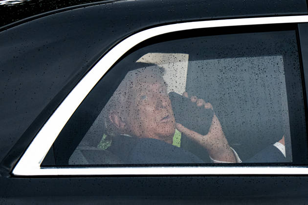 News Bilder des Tages May 25, 2026, Washington, District Of Columbia, USA: United States President Donald J Trump speaks on the phone as he arrives at the White House in Washington DC on Monday, May 25, 2025 Washington USA - ZUMAs152 20260525_faa_s152_026 Copyright: xAaronxSchwartzx