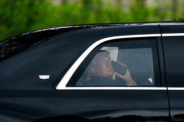 May 25, 2026, Washington, District Of Columbia, USA: United States President Donald J Trump speaks on the phone as he arrives at the White House in Washington DC on Monday, May 25, 2025 Washington USA  - ZUMAs152 20260525_faa_s152_025 Copyright: xAaronxSchwartzx