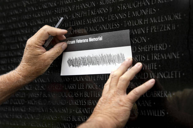 News Bilder des Tages A volunteer etches a name onto paper at the Vietnam Veterans Memorial on Memorial Day in Washington, DC on Monday, May 25, 2026.  WAP20260525307 BONNIExCASH
