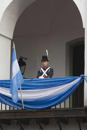 Argentina: President Javier Milei leads the Tedeum. President Javier Milei presides over the traditional Tedeum at the Metropolitan Cathedral. This religious ceremony celebrates the Revolution of May 25, 1810, a historic date marking the establishment of Argentina™s first national government. In the photo: A soldier from the Patricios Regiment on the balcony of the Cabildo. Buenos Aires Argentina Copyright: xImagoxImages EstebanxOsoriox _52A5829