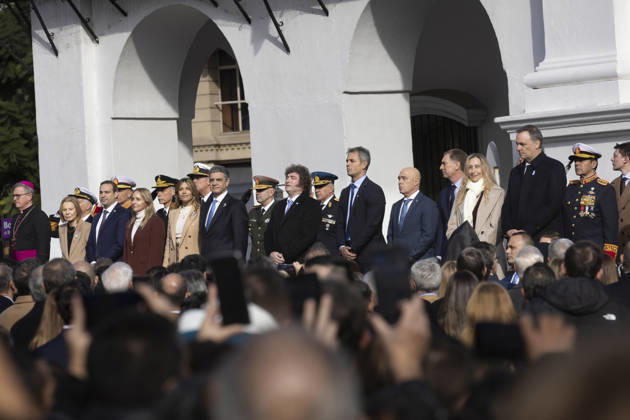 Argentina: President Javier Milei leads the Tedeum. President Javier Milei presides over the traditional Tedeum at the Metropolitan Cathedral. This religious ceremony celebrates the Revolution of May 25, 1810, a historic date marking the establishment of Argentina™s first national government. In the photo: The President and members of the government sang the national anthem in front of the Cabildo. Buenos Aires Argentina Copyright: xImagoxImages EstebanxOsoriox _52A7725
