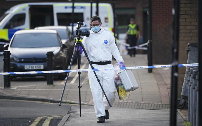May 25, 2026, Sheffield, South Yorkshire, UK: Sheffield, UK. Police forensics at the scene in Sheffield, South Yorkshire, where a woman in her 30 s has died in a shooting outside bar in the early hours of Monday morning. Police have arrested three people in connection with the killing. Sheffield UK  - ZUMAl94_ 20260525_zaf_l94_068 Copyright: xIoannisxAlexopoulosx
