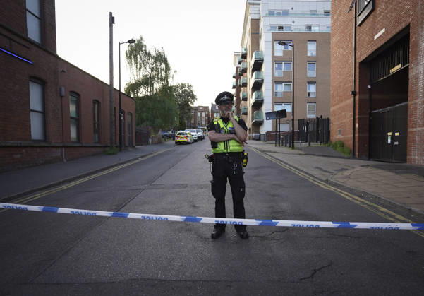 May 25, 2026, Sheffield, South Yorkshire, UK: Sheffield, UK. Police guard a cordon at the scene in Sheffield, South Yorkshire, where a woman in her 30 s has died in a shooting outside bar in the early hours of Monday morning. Police have arrested three people in connection with the killing. Sheffield UK  - ZUMAl94_ 20260525_zaf_l94_072 Copyright: xIoannisxAlexopoulosx
