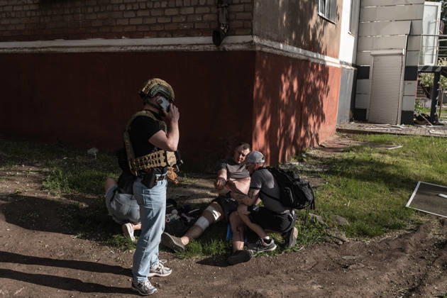 Russian attack on Ukraine s Kramatorsk KRAMATORSK, UKRAINE - MAY 25: A wounded man is being treated by several people after a Russian attack using KAB bombs in the center of Kramatorsk, Ukraine, on May 25, 2026. Diego Herrera Carcedo Anadolu Kramatorsk Ukraine. Editorial use only. Please get in touch for any other usage.  Copyright: x2026xAnadoluxDiegoxHerreraxCarcedox