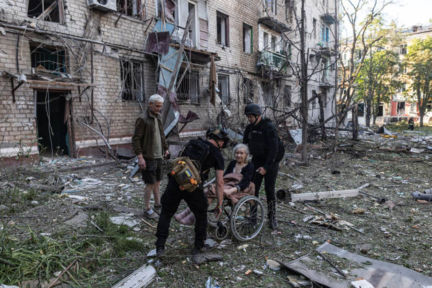 Russian attack on Ukraine s Kramatorsk KRAMATORSK, UKRAINE - MAY 25: Police evacuate a woman with reduced mobility following a Russian attack using KAB bombs in the centre of Kramatorsk, Ukraine, on May 25, 2026. Diego Herrera Carcedo Anadolu Kramatorsk Ukraine. Editorial use only. Please get in touch for any other usage.  Copyright: x2026xAnadoluxDiegoxHerreraxCarcedox