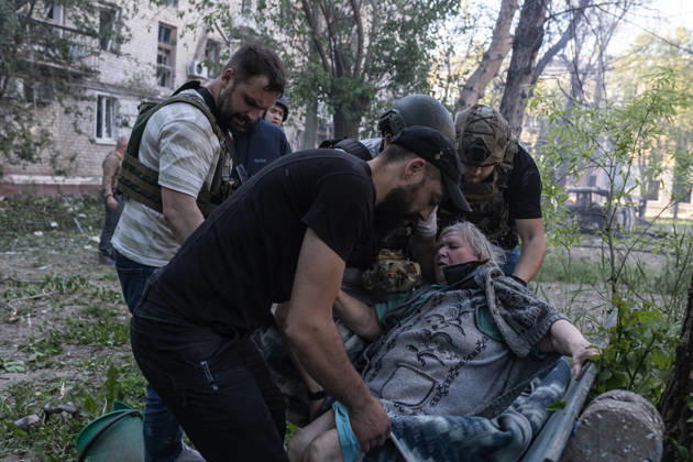 Russian attack on Ukraine s Kramatorsk KRAMATORSK, UKRAINE - MAY 25: Police evacuate a woman with reduced mobility following a Russian attack using KAB bombs in the centre of Kramatorsk, Ukraine, on May 25, 2026. Diego Herrera Carcedo Anadolu Kramatorsk Ukraine. Editorial use only. Please get in touch for any other usage.  Copyright: x2026xAnadoluxDiegoxHerreraxCarcedox