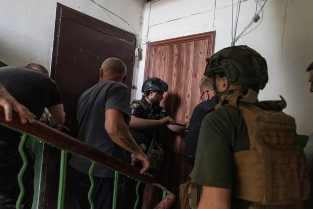 Russian attack on Ukraine s Kramatorsk KRAMATORSK, UKRAINE - MAY 25: Police try to enter the house following a Russian attack using KAB bombs in the centre of Kramatorsk, Ukraine, on May 25, 2026. Diego Herrera Carcedo Anadolu Kramatorsk Ukraine. Editorial use only. Please get in touch for any other usage.  Copyright: x2026xAnadoluxDiegoxHerreraxCarcedox