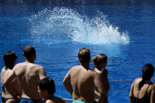 Im Kölner Stadionbad genießen Badegäste bei sommerlichen Temperaturen die Freibad-Saison. Das Rheinland ächzt unter heißem Wetter zu Pfingsten: Der Deutsche Wetterdienst warnt bereits vor Hitzegewittern. Köln, 25.05.2026 NRW Deutschland Copyright: xChristophxHardtx