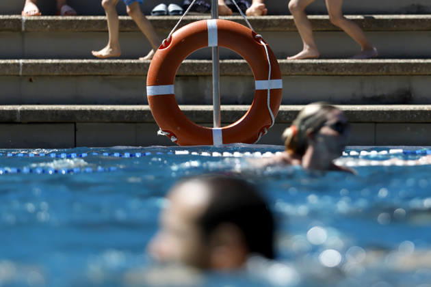 Im Kölner Stadionbad genießen Badegäste bei sommerlichen Temperaturen die Freibad-Saison. Das Rheinland ächzt unter heißem Wetter zu Pfingsten: Der Deutsche Wetterdienst warnt bereits vor Hitzegewittern. Köln, 25.05.2026 NRW Deutschland Copyright: xChristophxHardtx