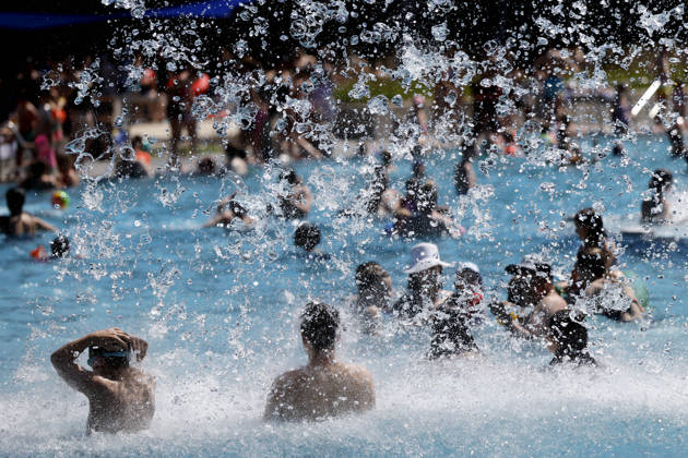 Im Kölner Stadionbad genießen Badegäste bei sommerlichen Temperaturen die Freibad-Saison. Das Rheinland ächzt unter heißem Wetter zu Pfingsten: Der Deutsche Wetterdienst warnt bereits vor Hitzegewittern. Köln, 25.05.2026 NRW Deutschland Copyright: xChristophxHardtx