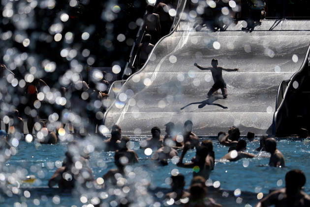 Im Kölner Stadionbad genießen Badegäste bei sommerlichen Temperaturen die Freibad-Saison. Das Rheinland ächzt unter heißem Wetter zu Pfingsten: Der Deutsche Wetterdienst warnt bereits vor Hitzegewittern. Köln, 25.05.2026 NRW Deutschland Copyright: xChristophxHardtx