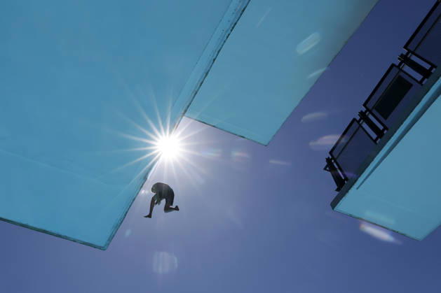 Im Kölner Stadionbad genießen Badegäste bei sommerlichen Temperaturen die Freibad-Saison. Das Rheinland ächzt unter heißem Wetter zu Pfingsten: Der Deutsche Wetterdienst warnt bereits vor Hitzegewittern. Köln, 25.05.2026 NRW Deutschland Copyright: xChristophxHardtx