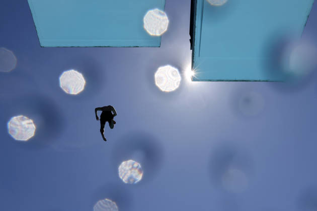 Im Kölner Stadionbad genießen Badegäste bei sommerlichen Temperaturen die Freibad-Saison. Das Rheinland ächzt unter heißem Wetter zu Pfingsten: Der Deutsche Wetterdienst warnt bereits vor Hitzegewittern. Köln, 25.05.2026 NRW Deutschland Copyright: xChristophxHardtx