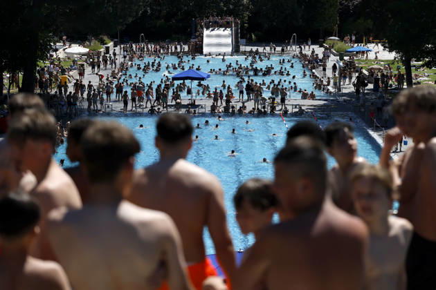 Im Kölner Stadionbad genießen Badegäste bei sommerlichen Temperaturen die Freibad-Saison. Das Rheinland ächzt unter heißem Wetter zu Pfingsten: Der Deutsche Wetterdienst warnt bereits vor Hitzegewittern. Köln, 25.05.2026 NRW Deutschland Copyright: xChristophxHardtx