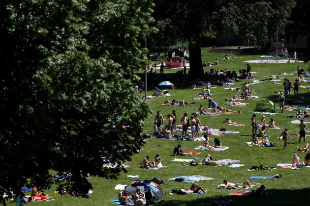 Im Kölner Stadionbad genießen Badegäste bei sommerlichen Temperaturen die Freibad-Saison. Das Rheinland ächzt unter heißem Wetter zu Pfingsten: Der Deutsche Wetterdienst warnt bereits vor Hitzegewittern. Köln, 25.05.2026 NRW Deutschland Copyright: xChristophxHardtx
