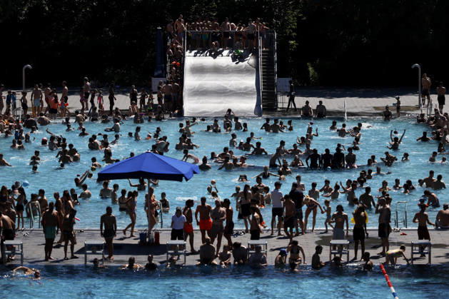 Im Kölner Stadionbad genießen Badegäste bei sommerlichen Temperaturen die Freibad-Saison. Das Rheinland ächzt unter heißem Wetter zu Pfingsten: Der Deutsche Wetterdienst warnt bereits vor Hitzegewittern. Köln, 25.05.2026 NRW Deutschland Copyright: xChristophxHardtx
