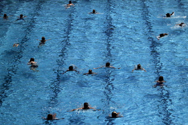 Im Kölner Stadionbad genießen Badegäste bei sommerlichen Temperaturen die Freibad-Saison. Das Rheinland ächzt unter heißem Wetter zu Pfingsten: Der Deutsche Wetterdienst warnt bereits vor Hitzegewittern. Köln, 25.05.2026 NRW Deutschland Copyright: xChristophxHardtx