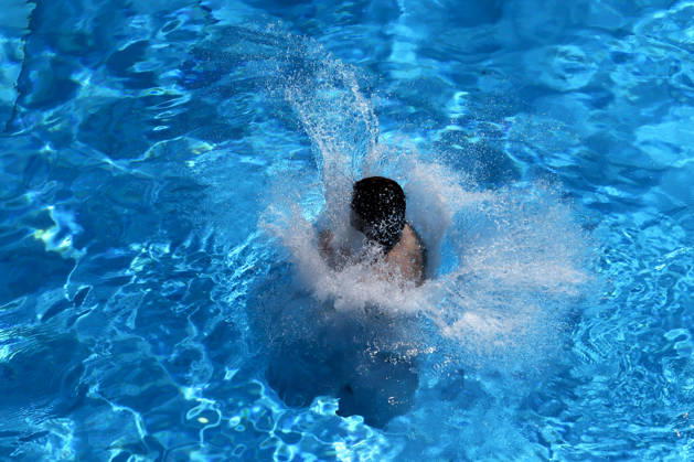 Im Kölner Stadionbad genießen Badegäste bei sommerlichen Temperaturen die Freibad-Saison. Das Rheinland ächzt unter heißem Wetter zu Pfingsten: Der Deutsche Wetterdienst warnt bereits vor Hitzegewittern. Köln, 25.05.2026 NRW Deutschland Copyright: xChristophxHardtx