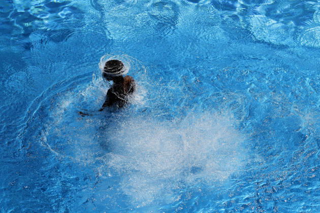 Im Kölner Stadionbad genießen Badegäste bei sommerlichen Temperaturen die Freibad-Saison. Das Rheinland ächzt unter heißem Wetter zu Pfingsten: Der Deutsche Wetterdienst warnt bereits vor Hitzegewittern. Köln, 25.05.2026 NRW Deutschland Copyright: xChristophxHardtx