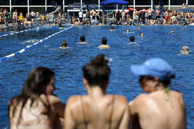 News Bilder des Tages Im Kölner Stadionbad genießen Badegäste bei sommerlichen Temperaturen die Freibad-Saison. Das Rheinland ächzt unter heißem Wetter zu Pfingsten: Der Deutsche Wetterdienst warnt bereits vor Hitzegewittern. Köln, 25.05.2026 NRW Deutschland Copyright: xChristophxHardtx