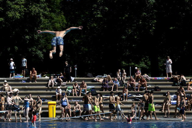 Im Kölner Stadionbad genießen Badegäste bei sommerlichen Temperaturen die Freibad-Saison. Das Rheinland ächzt unter heißem Wetter zu Pfingsten: Der Deutsche Wetterdienst warnt bereits vor Hitzegewittern. Köln, 25.05.2026 NRW Deutschland Copyright: xChristophxHardtx
